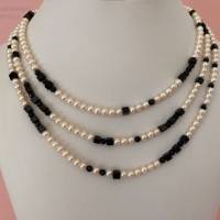 Perlenkette mit Onyx dreireihig, mehrreihige Perlenkette, Kastenschloss, Geschenk für Frauen, Handarbeit aus Bayern Bild 1