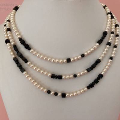 Perlenkette mit Onyx dreireihig, mehrreihige Perlenkette, Kastenschloss, Geschenk für Frauen, Handarbeit aus Bayern