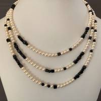 Perlenkette mit Onyx dreireihig, mehrreihige Perlenkette, Kastenschloss, Geschenk für Frauen, Handarbeit aus Bayern Bild 4