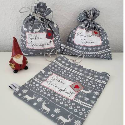 Weihnachtliche Geschenkbeutel aus grauem, winterlichem Baumwollstoff mit Beschriftung