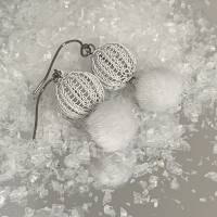 SNOW WHITE - Ohrringe mit doppelt gestrickten Kugeln aus weißem Kupferdraht und weißen Kunstfell Bommeln Bild 2