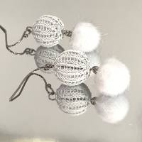 SNOW WHITE - Ohrringe mit doppelt gestrickten Kugeln aus weißem Kupferdraht und weißen Kunstfell Bommeln Bild 4