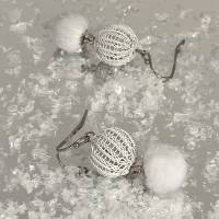 SNOW WHITE - Ohrringe mit doppelt gestrickten Kugeln aus weißem Kupferdraht und weißen Kunstfell Bommeln Bild 5