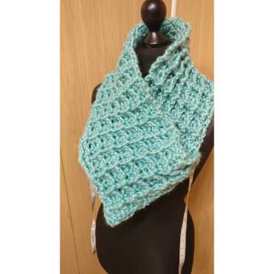 gehäkelter, superflauschiger Schalkragen, mit Glitzerfaden in Emerald Green