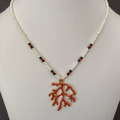 Perlenkette mit Korallenanhänger emailliert, Koralle und Spinell, Geschenk für Frauen,Handarbeit aus Bayern, HomeOffice