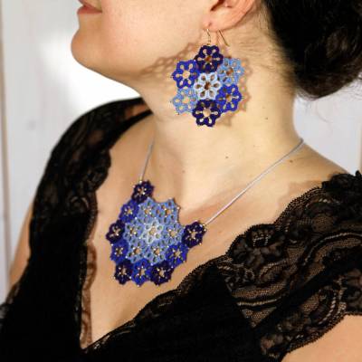 Kette Margerite Blautöne Baumwolle goldfarbene Rocailles Textilschmuck blumig Statement