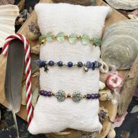 Winter Treasures - Weihnachtliche Perlenarmbänder mit Edelsteinen, Rocailles und Anhängern Bild 1