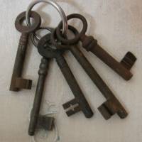 5 alte Schlüssel  aus Berlin Grünau, für die Deko  - alle mit Gebrauchsspuren Bild 1