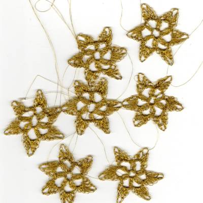 9er Set gold-glänzende gehäkelte Weihnachtssterne – Filigraner Christbaumschmuck & Deko