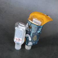 Desinfektionsmittel Anhänger / Handgeltasche mit Karabiner WINTERWALD - Eine Tasche für 2 Flaschengrößen | RÄUBERKIND Bild 7