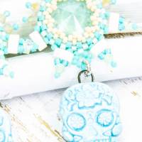 lässige hippie ohrringe, weihnachtsgeschenk, skull, keramik, glasperlen, blau Bild 2