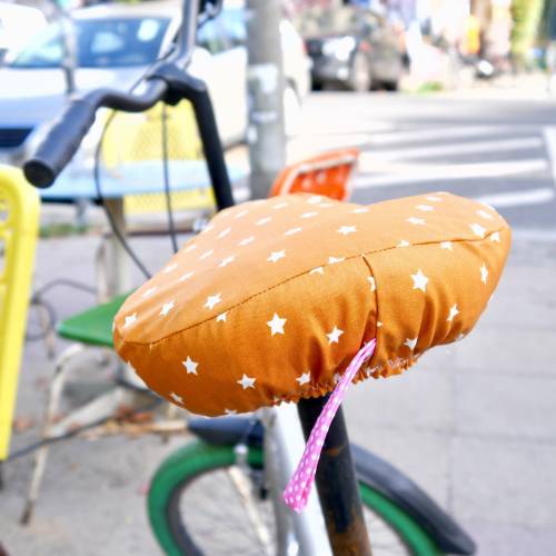 Sattelbezug, Fahrradsattelschoner, okker mit weißen Sternchen, wasserabweisend