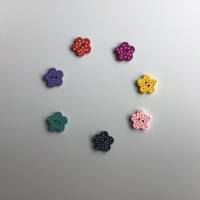 Holzknöpfe Blümchen gepunktet, 10 Stück in 7 Farben, 15 mm, rosa, türkis, gelb, lila, violett, blau, rot Bild 2