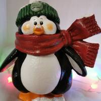 Pinguin mit rotem Schal Bild 1