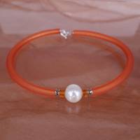 Schlichtes Armband mit weißer Zuchtperle und Kunststoff in Orange Bild 1