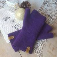 Armstulpen aus Wollwalk Strickwalk in lila violett Pulswärmer mit Daumen und edlem Leder Label Handstulpen Bild 1