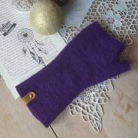 Armstulpen aus Wollwalk Strickwalk in lila violett Pulswärmer mit Daumen und edlem Leder Label Handstulpen Bild 2