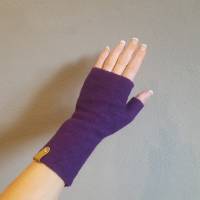 Armstulpen aus Wollwalk Strickwalk in lila violett Pulswärmer mit Daumen und edlem Leder Label Handstulpen Bild 3