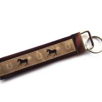 Schlüsselanhänger Pferde und Hufeisen aus Baumwollstoff und Webband in verschiedenen Farben erhältlich Geschenk Geburtst Bild 7
