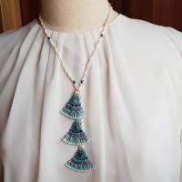 Einzigartige Halskette in frischem türkis und weiss Bild 2