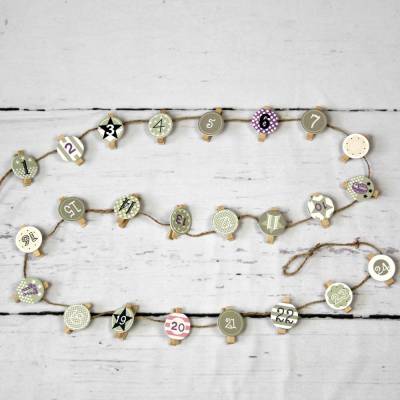 Adventskalenderaufhängung aus Holzklammern