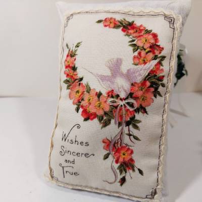 Lavendelkissen mit Blumenkranz & Taube – Vintage Romantik, Handarbeit