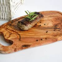 Steakbrett RUSTIKAL mit Grifflasche und Saftrille (L33-35 cm) aus Olivenholz Bild 2
