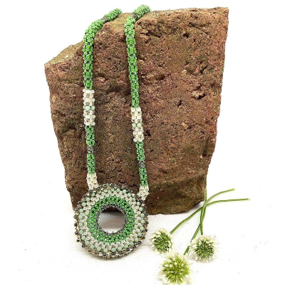 „Grüne Verführung“ – Handgefertigter Donut-Anhänger in Craw-Technik – Natur trifft Glamour