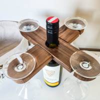 Weinglas- und Flaschenhalter aus Nussholz | Massiver Halter für Weinflaschen und bis zu 4 Weingläser Bild 1