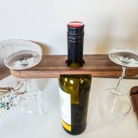 Weinglas- und Flaschenhalter aus Nussholz | Massiver Halter für Weinflaschen und bis zu 4 Weingläser Bild 4
