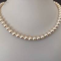 Weiße Perlenkette mit Magnetverschluss, 45 cm lang, Geschenk für Frauen, unisex, Brautschmuck, Handarbeit aus Bayern Bild 1