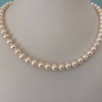 Weiße Perlenkette mit Magnetverschluss, 45 cm lang, Geschenk für Frauen, unisex, Brautschmuck, Handarbeit aus Bayern Bild 2