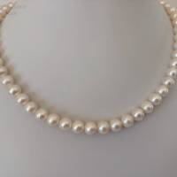 Weiße Perlenkette mit Magnetverschluss, 45 cm lang, Geschenk für Frauen, unisex, Brautschmuck, Handarbeit aus Bayern Bild 3
