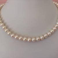 Weiße Perlenkette mit Magnetverschluss, 45 cm lang, Geschenk für Frauen, unisex, Brautschmuck, Handarbeit aus Bayern Bild 4