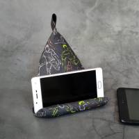 Handykissen / Sitzsack Pyramide FUSSBALL - Smartphonestütze, Handyhalterung mit Kirschkernfüllung | RÄUBERKIND Bild 1