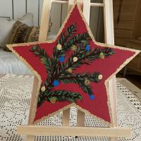 Festlicher Holzstern, Adventszweig auf rotem Grund, bemalter und verzierter Holzstern Bild 1