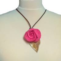 Kuschelige Hingucker-Kette mit gefilzter Rose und Keramikblatt von Lohmi-Design Bild 1