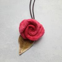 Kuschelige Hingucker-Kette mit gefilzter Rose und Keramikblatt von Lohmi-Design Bild 2