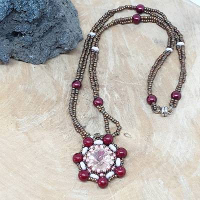 „Rosé-Verführung“ – Handgefertigte Halskette mit zartrosa Rivolistein & Weinrot-Charme