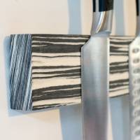 Moderne Messerleiste - magnetisch - aus schwarz-weißem Echtholz Bild 1