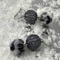 Ohrringe mit doppelt gestrickten Kugeln aus graphitfarbenem Kupferdraht und Kunstfell Bommeln in Schneeleoparden Optik Bild 1