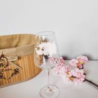 Personalisiertes Weinglas mit Name und Igel Motiv | Trinkglas mit Namen | Geschenke mit Wunschgravur Bild 1