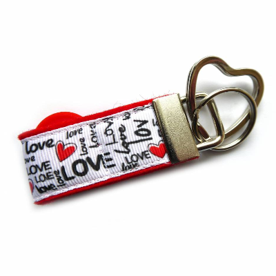 Schlüsselanhänger LOVE aus Filz rot und Ripsband weiß mit Fach für Einkaufswagenchip und Herz-Schlüsselring