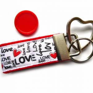Schlüsselanhänger LOVE aus Filz rot und Ripsband weiß mit Fach für Einkaufswagenchip und Herz-Schlüsselring Bild 3