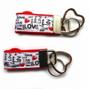 Schlüsselanhänger LOVE aus Filz rot und Ripsband weiß mit Fach für Einkaufswagenchip und Herz-Schlüsselring Bild 9