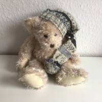 Zipfelmütze mit Bommel für Teddybären und Puppen, handgestrickt mit Muster, für Größe ca. 45-50 cm, grau, blau, natur Bild 1