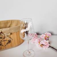 Personalisiertes Weinglas mit Name und Fledermaus Motiv | Trinkglas mit Namen | Geschenke mit Wunschgravur Bild 1