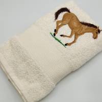 Handtuch mit tollem Pferde Motiv bestickt + Name / Nur noch einmal vorhanden! Bild 1