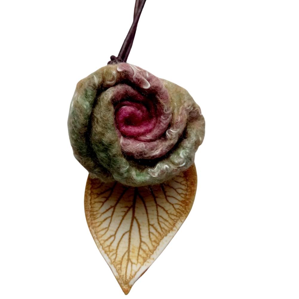 Handgemachte Filzkette mit filigraner Rose und elegantem