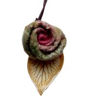 Handgemachte Filzkette mit filigraner Rose und elegantem Keramikblatt - Blütenpracht von Lohmi-Design Bild 1